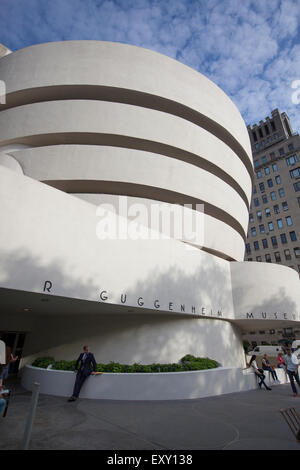 NEW YORK - Mai 27, 2015 : Le Musée Solomon R. Guggenheim, souvent désigné comme le Musée Guggenheim, est un musée d'art situé au 1071 Banque D'Images