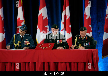 Ottawa, Canada. 17 juillet, 2015. Le chef sortant de la Défense, le général Tom Lawson (L), la gouverneure générale du Canada et Commandante en chef David Johnston (C) et le nouveau chef de la Défense, le général Jonathan Vance assister à une cérémonie de passation de commandement à la Shaw Centre à Ottawa, Canada, le 17 juillet 2015. Général Jonathan Vance a officiellement remplacé le général Tom Lawson à l'administrateur en chef de la Défense (CEMD) ici le vendredi matin. Crédit : David Kawai/Xinhua/Alamy Live News Banque D'Images