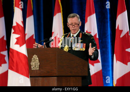 Ottawa, Canada. 17 juillet, 2015. Canadian un nouveau chef d'état major général Jonathan Vance aborde une cérémonie de passation de commandement à la Shaw Centre à Ottawa, Canada, le 17 juillet 2015. Général Jonathan Vance a officiellement remplacé le général Tom Lawson à l'administrateur en chef de la Défense (CEMD) ici le vendredi matin. Crédit : David Kawai/Xinhua/Alamy Live News Banque D'Images