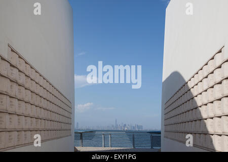 NEW YORK - Mai 27, 2015 : cartes postales est d'une sculpture dans le quartier de Saint George de Staten Island, New York, États-Unis. B Banque D'Images