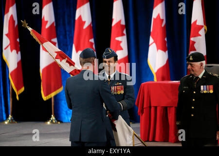 Ottawa, Canada. 17 juillet, 2015. Sortant du chef de la Défense, le général Tom Lawson remet un fanion au nouveau chef d'état-major général Jonathan Vance au cours d'une cérémonie de passation de commandement à la Shaw Centre à Ottawa, Canada, le 17 juillet 2015. Général Jonathan Vance a officiellement remplacé le général Tom Lawson à l'administrateur en chef de la Défense (CEMD) ici le vendredi matin. Crédit : David Kawai/Xinhua/Alamy Live News Banque D'Images