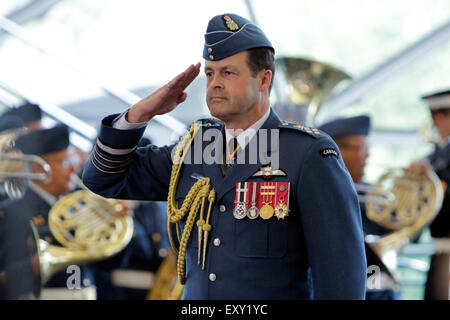 Ottawa, Canada. 17 juillet, 2015. Le chef sortant de la Défense, le général Tom Lawson assiste à une cérémonie de passation de commandement à la Shaw Centre à Ottawa, Canada, le 17 juillet 2015. Général Jonathan Vance a officiellement remplacé le général Tom Lawson à l'administrateur en chef de la Défense (CEMD) ici le vendredi matin. Crédit : David Kawai/Xinhua/Alamy Live News Banque D'Images