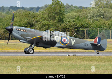 Supermarine Spitfire Mk XVI exploité par la Battle of Britain Memorial Flight dans taxying après l'affichage à RIAT 2015, Fairford, UK. Crédit : Antony l'ortie/Alamy Live News Banque D'Images