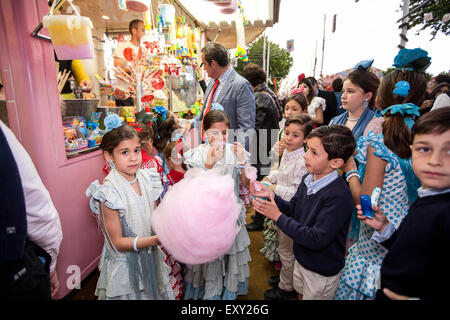 À Séville, Andalousie, Espagne, Europe. Manger de la barbe à papa à la juste à la section masse Feria avril Festival et sections locales de traditiona Banque D'Images