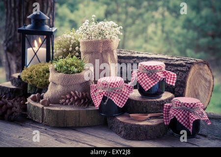 Still Life with Mariage Décoration de style rustique et de pots de confiture de fruits. Retro photo stylisée. Banque D'Images