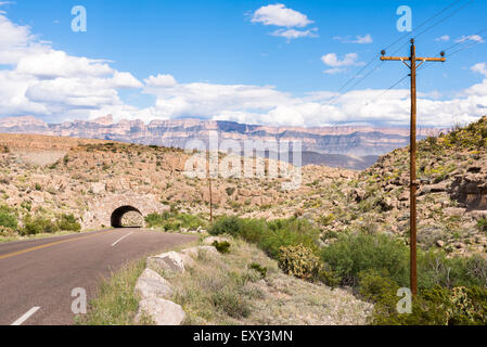 Route 12 tunnel comme la Sierra del Carmen s'élèvent dans l'arrière-plan, dans la région de Big Bend National Park, Texas. Banque D'Images