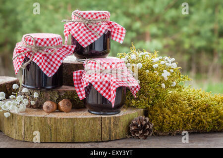 Nature morte avec trois pots de confiture et décoration de mariage dans un style rustique. Banque D'Images