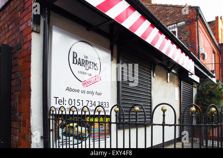 Liverpool, Royaume-Uni - 12 octobre 2014 : Monument Penny Lane Barber Shop à Liverpool, rendue célèbre par les Beatles en 1967. Banque D'Images