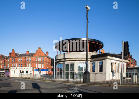 Liverpool, Royaume-Uni - Octobre 12, 2014 : Avis de célèbre rond-point, la station de bus sur Penny Lane à Liverpool (Royaume-Uni). Cette landma Banque D'Images