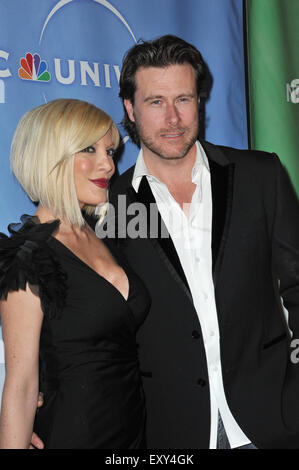 PASADENA, CA - le 13 janvier 2011 : Tori Spelling et son mari Dean McDermott - stars de 'Tori & Dean : Home Sweet Hollywood' - à l'hiver 2011 NBC Universal Press Tour à l'hôtel Langham Huntington, Pasadena. Banque D'Images