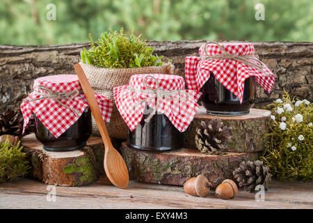 Nature morte avec trois pots de confiture de fruits et de décoration de mariage de style rustique. Banque D'Images