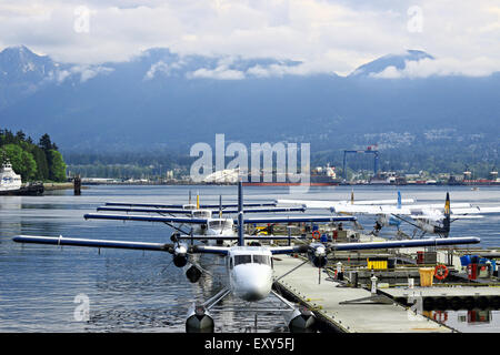 Les hydravions stationnés dans le terminal avec des montagnes pittoresques et le port à l'arrière-plan Banque D'Images