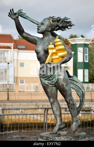 Photographie de la pleine longueur ' l'esprit de South Shields ' Sculpture en bronze de Irene Brown, à Riverside South Shields Banque D'Images