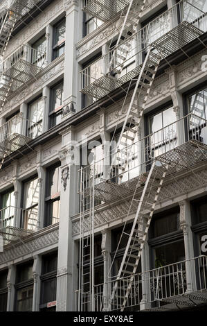 Le centre-ville traditionnel de l'architecture de la ville de New York avec façade industrielle gris doublé de métal fire escapes Banque D'Images