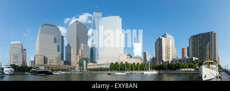 Le centre-ville de Manhattan New York City skyline avec tours de bureaux modernes sous ciel bleu panorama Banque D'Images