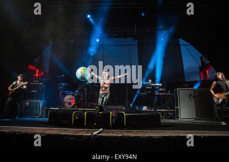 Milan, Italie. 17 juillet, 2015. Le groupe de rock Litfiba en photo sur scène comme ils font à Carroponte Sesto San Giovanni Milan . Après la vente en avril, le groupe de rock italien a finalement fait un arrêt à la 'Carroponte» à Sesto San Giovanni Milan pour présenter le 'La Teoria degli Elementi', une des affiches de la culture rock italienne. Credit : Roberto Finizio/Pacific Press/Alamy Live News Banque D'Images