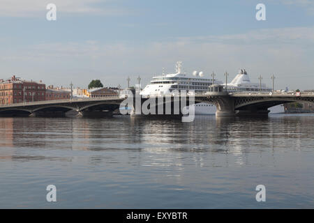 Neva près du pont de Blagoveshchensky, Saint-Pétersbourg, Russie. Banque D'Images