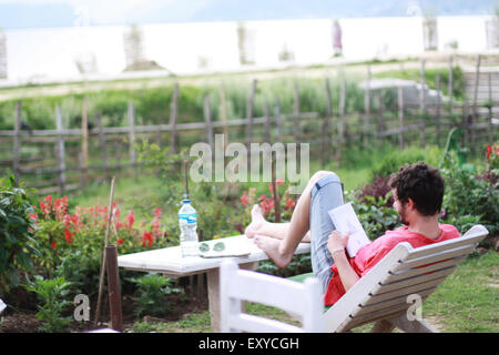 L'homme se reposant au bord du lac Phewa dans Pokhara, Népal Banque D'Images