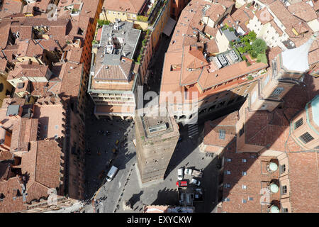 Vue aérienne de la Piazza di Porta Ravegnana et Torre Garisenda, Bologne. Banque D'Images