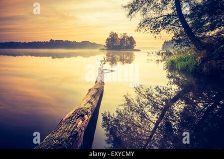 Vintage photo de coucher de soleil, le lac calme paysage avec vieille photo humeur. Banque D'Images