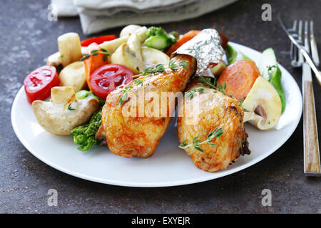 Cuisses de poulet frit avec des herbes et épices, les légumes pour la garniture Banque D'Images