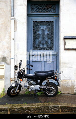 BAYONNE, FRANCE, 13 juin 2015 à : moto Mini garé dans les rues de la ville le 13 juin, à Bayonne, France. Banque D'Images