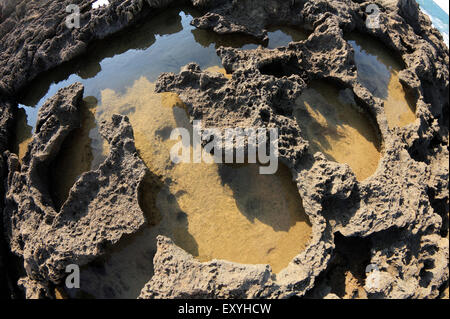 Dessins et modèles aléatoires surfaces rocheuses tranchant tranchant à Falakro cape, Propouli, village ou Lemnos Limnos island, Grèce. Banque D'Images