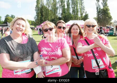 Porteur à la Race Pour La Vie Longbridge Birmingham le 18 juillet 2015 Banque D'Images