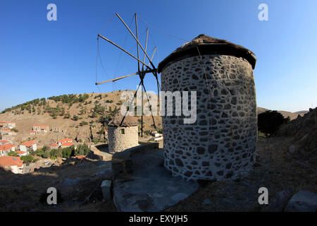 Aperçu de l'ensemble restauré moulin à vent traditionnel grec à l'ombre. Kontias village. Lemnos limnos ou île. La Grèce. Banque D'Images