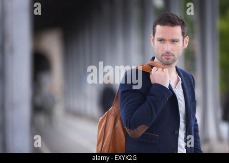 Portrait d'un jeune homme français attrayant à Paris, France Banque D'Images