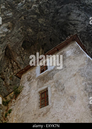 Façade du château de Predjama. Un château renaissance construit dans une grotte, près de Postojna. La Slovénie. Banque D'Images