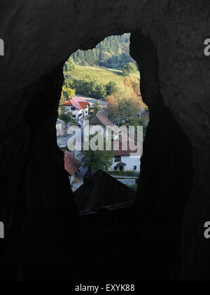 Vue du château de Predjama. Un château renaissance construit dans une grotte, près de Postojna. La Slovénie. Banque D'Images