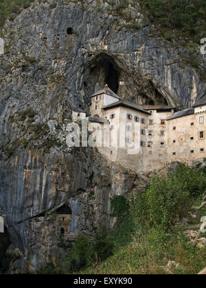 Château de Predjama. Un château renaissance construit dans une grotte, près de Postojna. La Slovénie. Banque D'Images