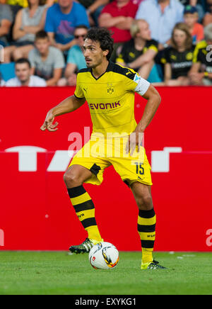 Bochum, Allemagne. 17 juillet, 2015. Le Dortmund Mats Hummels en action pendant la coupe match amical entre Bochum et Dortmund Borussia au Rewirpower Stadion de Bochum, Allemagne, 17 juillet 2015. Photo : Guido Kirchner/dpa/Alamy Live News Banque D'Images