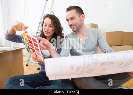 Vue d'un jeune couple à choisir des couleurs de leur nouvel appartement Banque D'Images