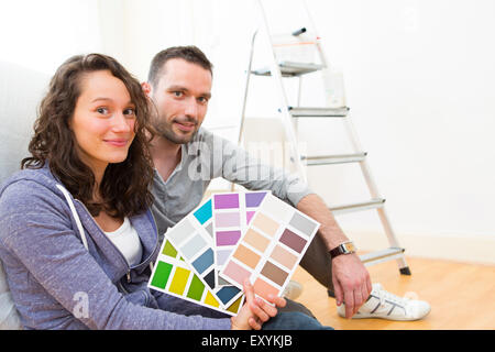 Vue d'un jeune couple à choisir des couleurs de leur nouvel appartement Banque D'Images