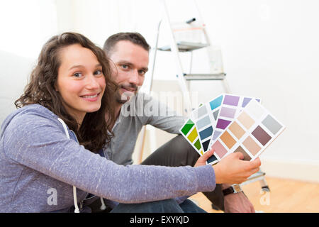 Vue d'un jeune couple à choisir des couleurs de leur nouvel appartement Banque D'Images