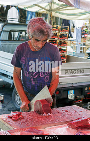 Opérateur de marché des steaks de thon, le marché en plein air, Catane, Sicile, Italie Banque D'Images