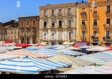 Appartements de style sicilien au-dessus de la rue Market, Sicile, Italie Banque D'Images