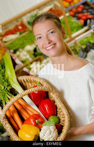 Dame holding panier de légumes mixtes Banque D'Images