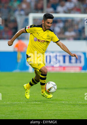 Bochum, Allemagne. 17 juillet, 2015. Dortmund Ilkay Guendogan est en action pendant la coupe match amical entre Bochum et Dortmund Borussia au Rewirpower Stadion de Bochum, Allemagne, 17 juillet 2015. Photo : Guido Kirchner/dpa/Alamy Live News Banque D'Images