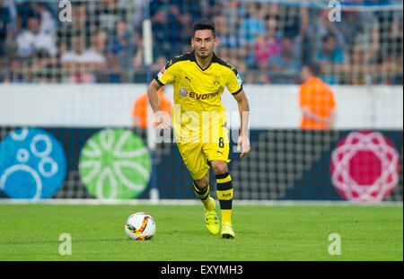 Bochum, Allemagne. 17 juillet, 2015. Dortmund Ilkay Guendogan est en action pendant la coupe match amical entre Bochum et Dortmund Borussia au Rewirpower Stadion de Bochum, Allemagne, 17 juillet 2015. Photo : Guido Kirchner/dpa/Alamy Live News Banque D'Images