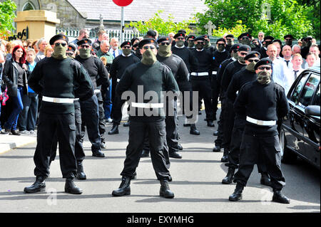 Londonderry, en Irlande du Nord, Royaume-Uni. 18 juillet, 2015. Funérailles d'éminents, républicain irlandais Peggy O'Hara. Les membres de l'Irish National Liberation Army (AIDN) accompagnent les funérailles de 86 ans, Peggy O'Hara, un républicain irlandais et la mère de Derry AIDN homme Patsy O'Hara qui sont morts en grève de la faim à Long Kesh en 1981. La demeure de Mme O'Hara ont été enterrés dans le cimetière de la ville, dans Moscou, à la suite d'une messe de requiem à St Columba's Church. Crédit : George Sweeney/Alamy Live News Banque D'Images