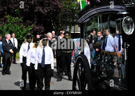 Londonderry, en Irlande du Nord, Royaume-Uni. 18 juillet, 2015. Funérailles d'éminents, républicain irlandais Peggy O'Hara. Les membres de l'Irish National Liberation Army (AIDN) accompagnent les funérailles de 86 ans, Peggy O'Hara, un républicain irlandais et la mère de Derry AIDN homme Patsy O'Hara qui sont morts en grève de la faim à Long Kesh en 1981. La demeure de Mme O'Hara ont été enterrés dans le cimetière de la ville, dans Moscou, à la suite d'une messe de requiem à St Columba's Church. Crédit : George Sweeney/Alamy Live News Banque D'Images