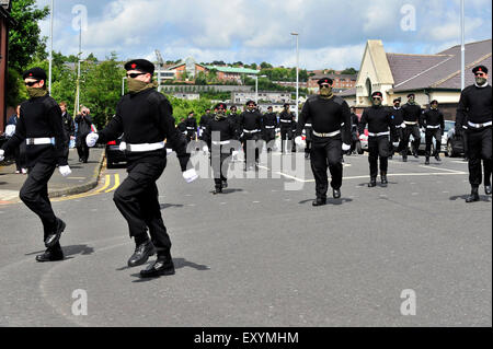 Londonderry, en Irlande du Nord, Royaume-Uni. 18 juillet, 2015. Funérailles d'éminents, républicain irlandais Peggy O'Hara. Les membres de l'Irish National Liberation Army (AIDN) accompagnent les funérailles de 86 ans, Peggy O'Hara, un républicain irlandais et la mère de Derry AIDN homme Patsy O'Hara qui sont morts en grève de la faim à Long Kesh en 1981. La demeure de Mme O'Hara ont été enterrés dans le cimetière de la ville, dans Moscou, à la suite d'une messe de requiem à St Columba's Church. Crédit : George Sweeney/Alamy Live News Banque D'Images