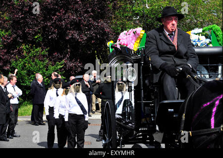 Londonderry, en Irlande du Nord, Royaume-Uni. 18 juillet, 2015. Funérailles d'éminents, républicain irlandais Peggy O'Hara. Les membres de l'Irish National Liberation Army (AIDN) accompagnent les funérailles de 86 ans, Peggy O'Hara, un républicain irlandais et la mère de Derry AIDN homme Patsy O'Hara qui sont morts en grève de la faim à Long Kesh en 1981. La demeure de Mme O'Hara ont été enterrés dans le cimetière de la ville, dans Moscou, à la suite d'une messe de requiem à St Columba's Church. Crédit : George Sweeney/Alamy Live News Banque D'Images