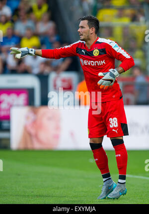 Bochum, Allemagne. 17 juillet, 2015. Dortmund's Roman Buerki donne des instructions au cours du match amical de football entre Bochum et Dortmund Borussia au Rewirpower Stadion de Bochum, Allemagne, 17 juillet 2015. Photo : Guido Kirchner/dpa/Alamy Live News Banque D'Images