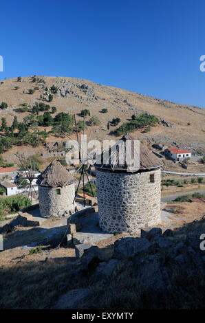 Rénové en moulins à vent traditionnels grecs Kontias village, en face de la colline de vigla. Lemnos limnos ou île. La Grèce. Banque D'Images