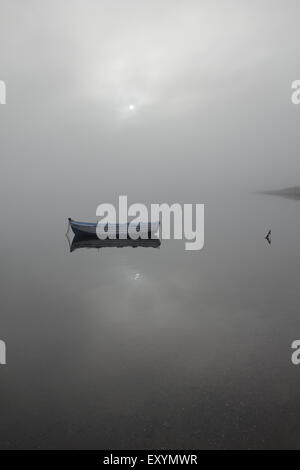 Bateaux flottant dans le brouillard (Misty Hydropanorama de Diapori) Vourlidia Vourlithia / village, bay. Lemnos Limnos island, Grèce / Banque D'Images