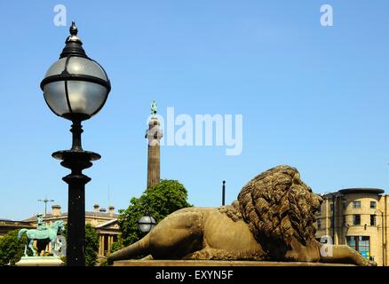 Statue de Lion en dehors de St Georges Hall avec Wellington colonne pour l'arrière, Liverpool, Merseyside, England, UK, Europe de l'Ouest. Banque D'Images